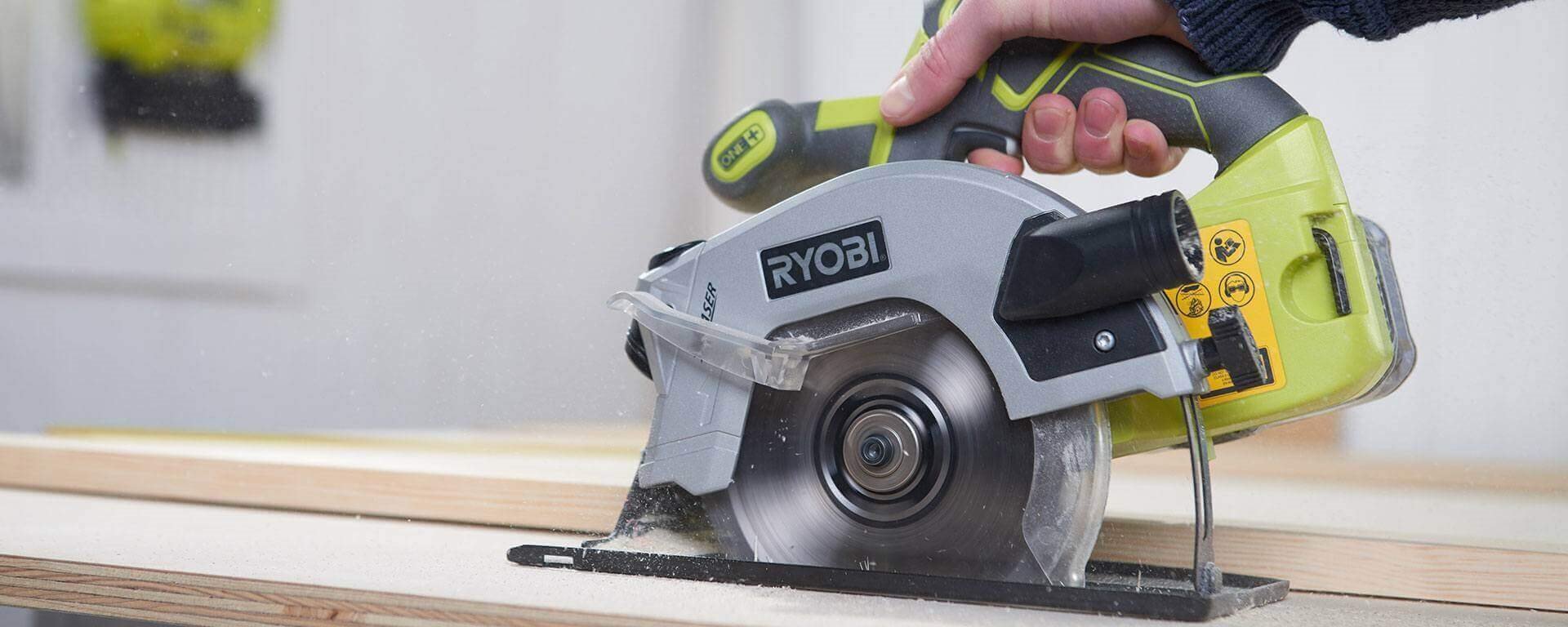 Fabriquer un guide de coupe pour sa scie circulaire Réaliser des coupes droites Fabriquer un guide de coupe pour sa scie circulaire Réaliser des coupes droites